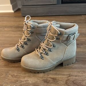 NWOT Universal Thread Kelly Lace-Up Boots - Size 6